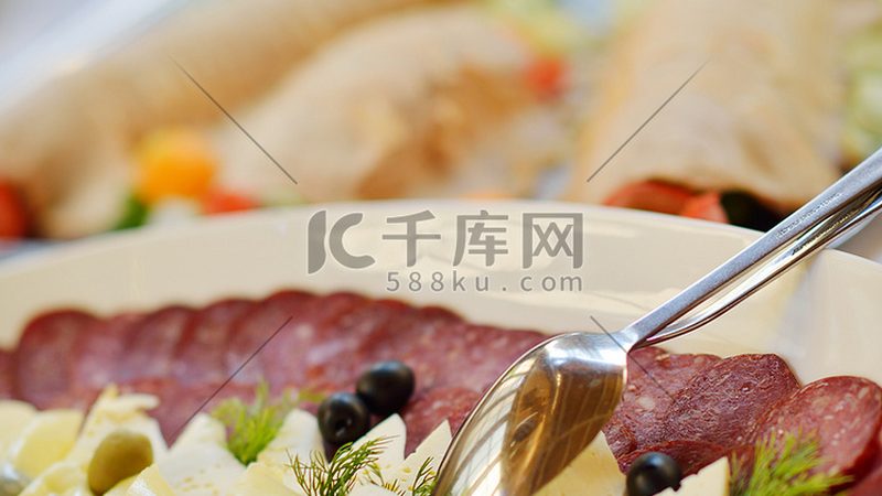 小标题：冷链运输，预制菜保鲜的“生命线