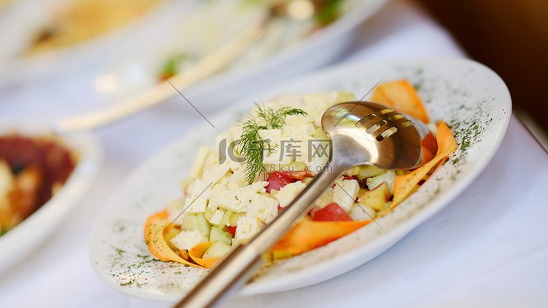 食品委托加工合同中的资质条款：保障食品安全的关键**